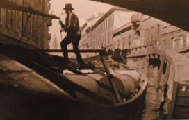 transito di un barcone sul naviglio di via Senato, tratto da Un canale detto naviglio (Mursia, 1994)